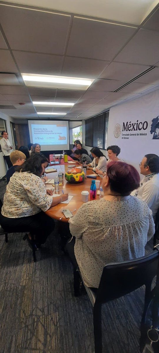 ConsulMexDen's tweet photo. En la #SALE fortalecimos la coordinación con agencias y organizaciones aliadas para reforzar la atención integral a mujeres en situación de violencia. 🤝🇲🇽
#ViolenciaDeGénero #VAIM #ProtecciónConsular 
@pavel_mc https://t.co/BESfR058Si