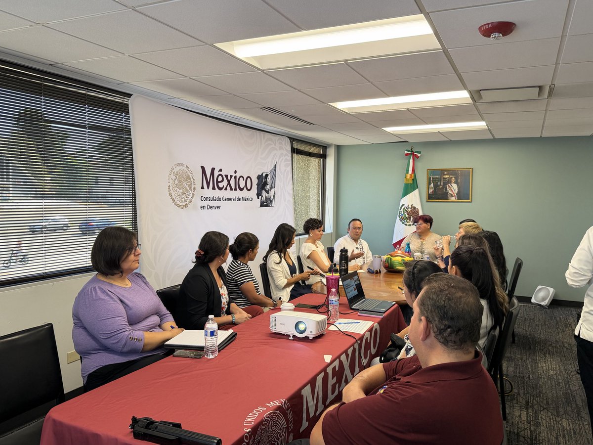 ConsulMexDen's tweet photo. En la #SALE fortalecimos la coordinación con agencias y organizaciones aliadas para reforzar la atención integral a mujeres en situación de violencia. 🤝🇲🇽
#ViolenciaDeGénero #VAIM #ProtecciónConsular 
@pavel_mc https://t.co/BESfR058Si