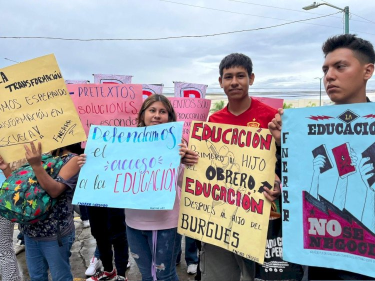 HomeroAE's tweet photo. El estado de Veracruz ocupa el primer lugar nacional en analfabetismo y el cuarto en rezago educativo, según el diagnóstico del Programa Veracruzano de Investigación Científica y Desarrollo Tecnológico (Proveicydet) 2025-2030, publicado por el Consejo Veracruzano de Investigación Científica y Desarrollo Tecnológico (Coveicydet) —organismo descentralizado del gobierno estatal— en la Gaceta Oficial del Estado el pasado 21 de mayo.

🔴Grave rezago educativo en Veracruz exige más inversión: Antorcha 👉https://t.co/7uzF7DaFDU