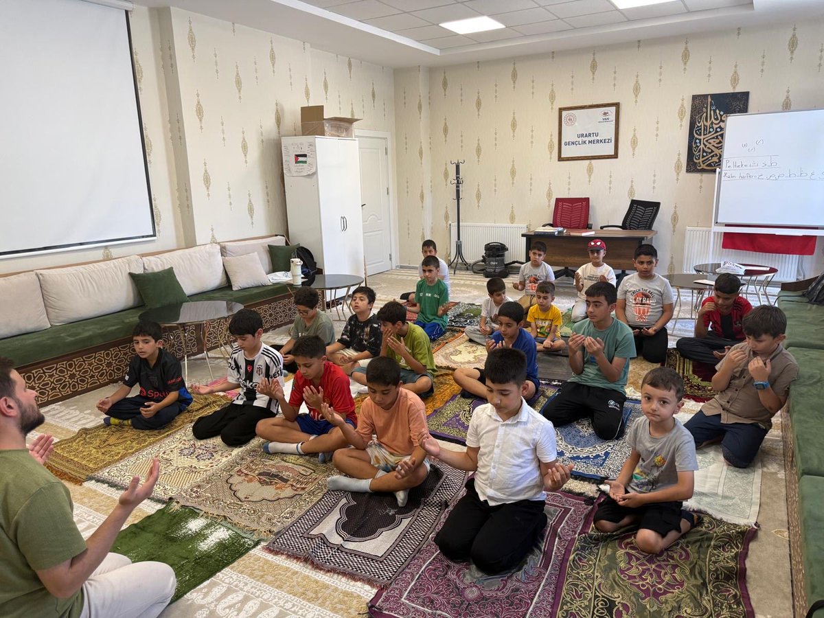 GSB_UrartuGM's tweet photo. 📍GSB gençlik yaz kulübünde çocuklarla namaz kılıp dualar ettik 🧎‍♂️‍➡️ https://t.co/4tQIx5AHs7