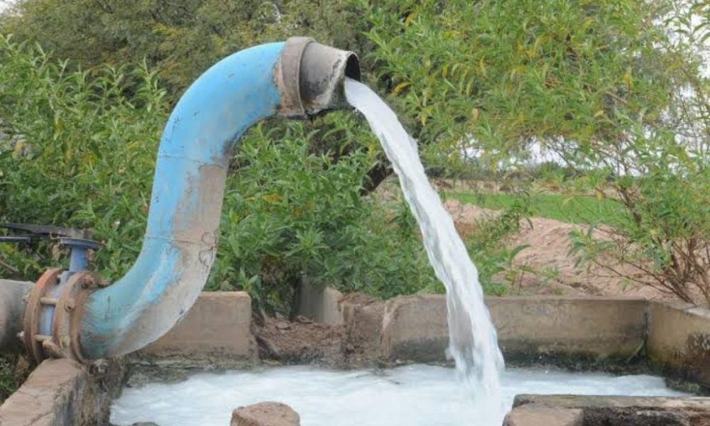 ErgoMxDigital's tweet photo. #SLP La CEA admitió desabasto de agua en cinco colonias potosinas por falta de mantenimiento en drenajes. El apoyo con pipas puede tardar hasta una semana por colonia 🚛💧 🔗https://t.co/PNw5bk5rLx https://t.co/Y4WYJmzxzD