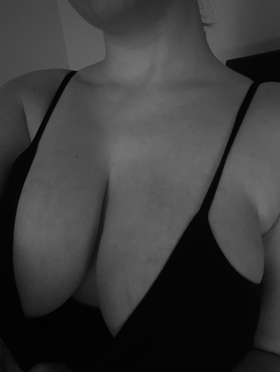 funbunxo's tweet photo. 🖤🤍 https://t.co/glw0ehMgfd