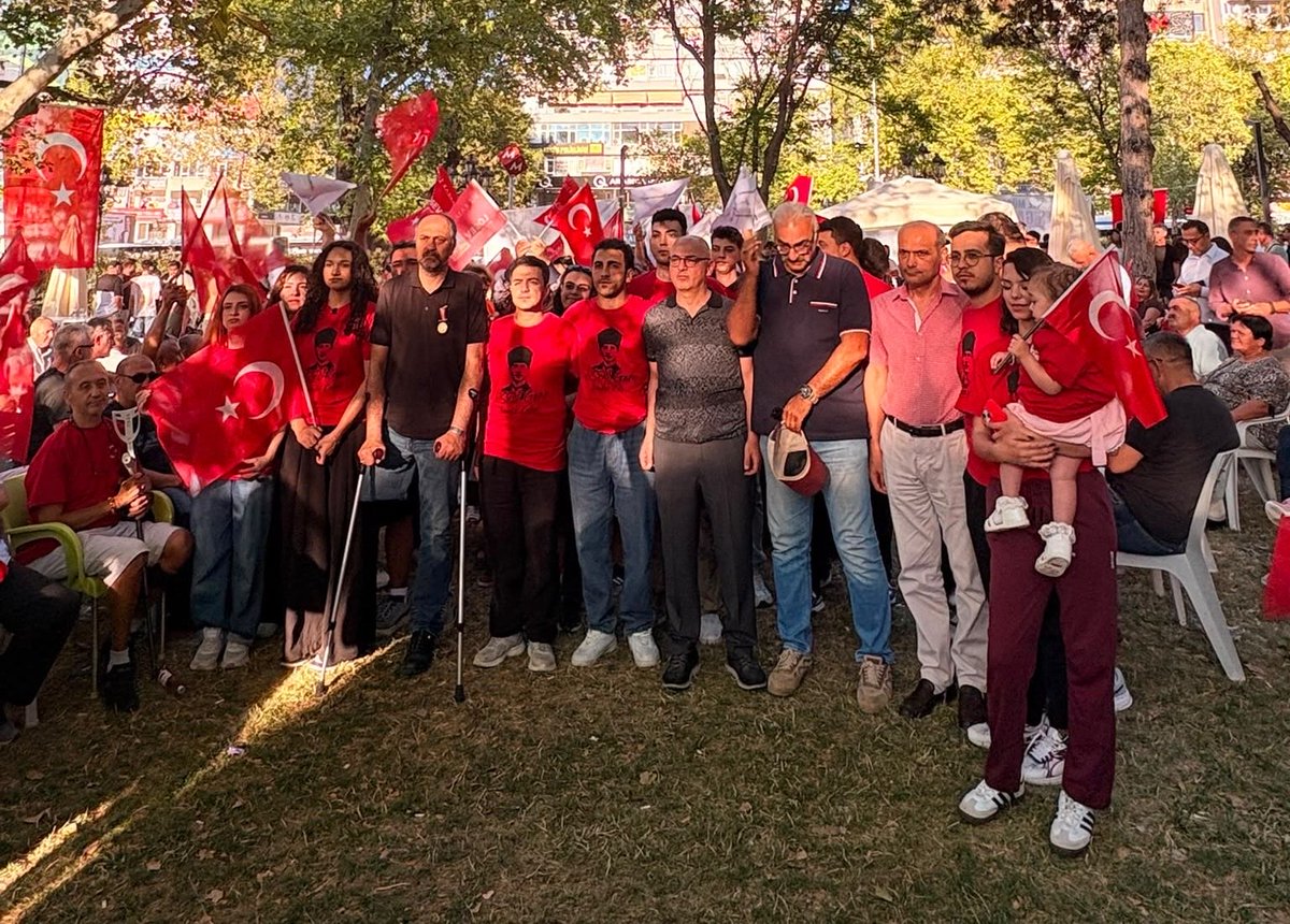ustunezer's tweet photo. LÖSEMİLİ GENÇLER GAZİLERİMİZİ Ankara’da ziyaret ettiler ve şöyle dediler .
Siz TERÖR CANAVARI bizler de LÖSEMİ CANAVARI ile savaştık . 
Biz kazandık ve LÖSEV’de Dr. Üstün Hocamızın KAHRAMANLARI olduk .
Sizler de Türk Milletinin KAHRAMANLARISINIZ.
Sizi kalbimizde yaşatıyoruz.
🇹🇷 https://t.co/VePmgcu1yj