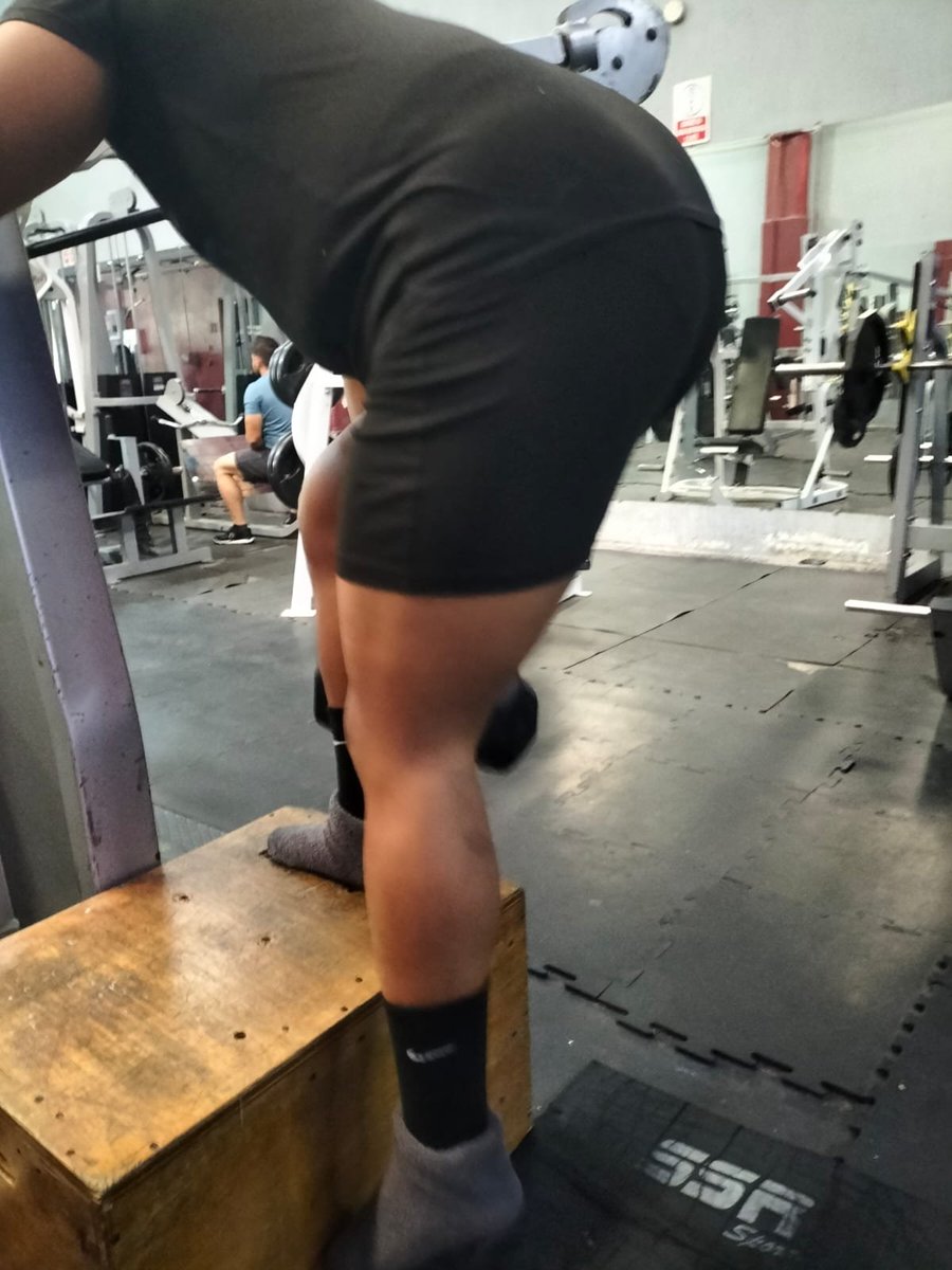 BPAzathoth's tweet photo. @mel_wafflesita Puro básico te va a decir que sentadillas y si bien son escenciales si lo que quieres es culo haz step up y hip thrust acá referencia de como deja eso :3 https://t.co/NFSYlYar9U