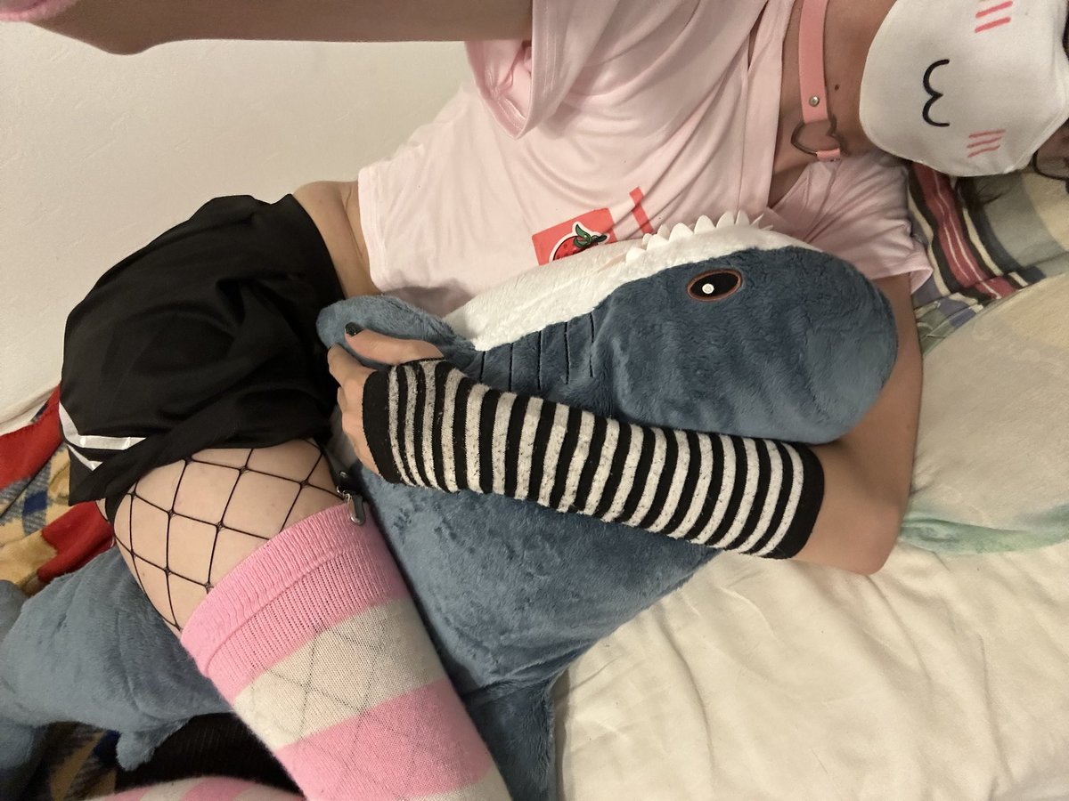 FemBYTEE's tweet photo. Took me a year but i got iiiiit 

Proud blahaj owner :3 

 #femboy #femboythighs #blahaj #cute #softboy https://t.co/iDo2ZfYLql