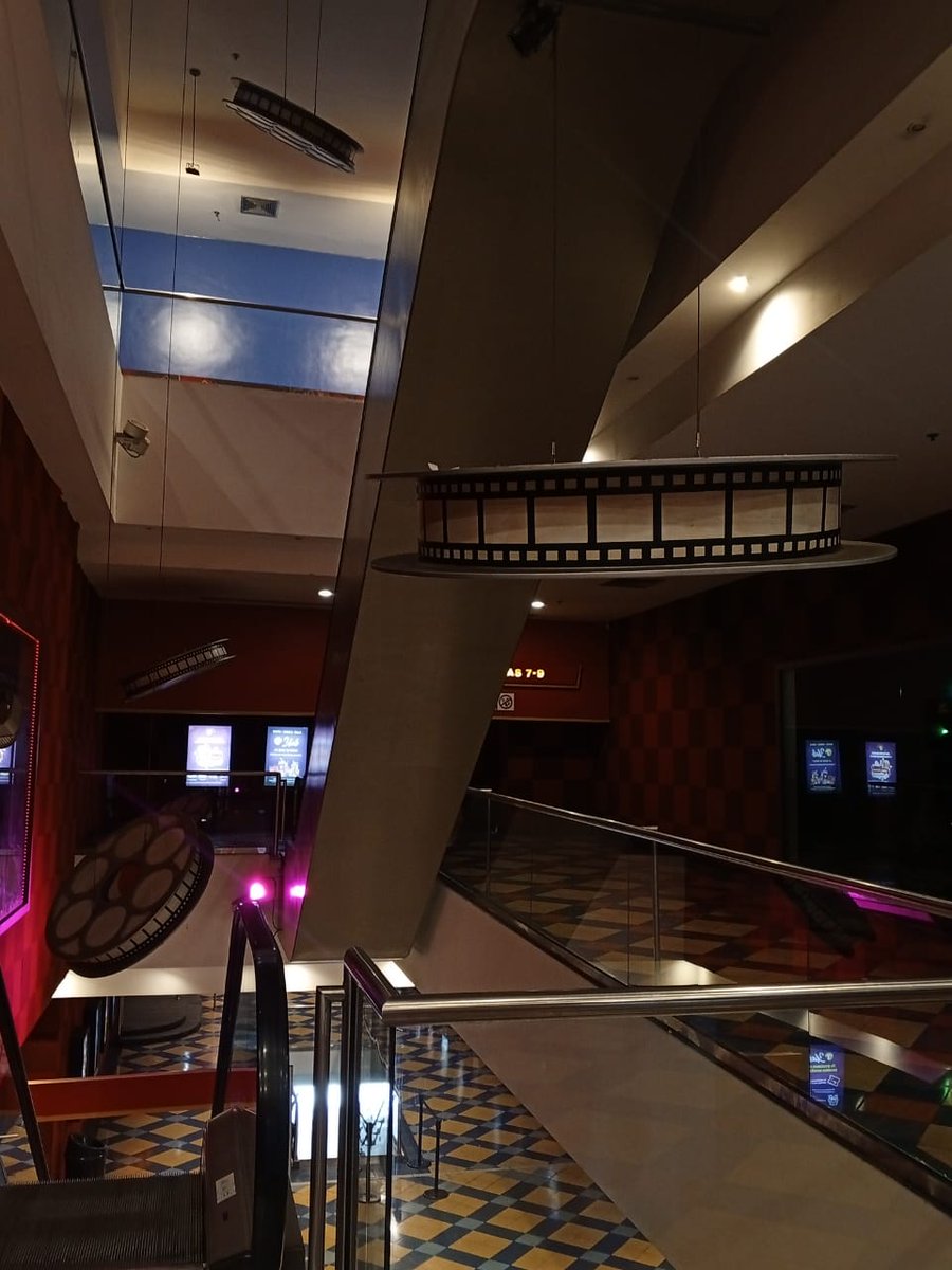 piscisenamorada's tweet photo. venezuela y su maravillosa idea de construir los cines como si fuesen restaurantes lujosos. mejor volvamos a los valores tradicionales y haganlos como el cines unidos del unicentro el marqués https://t.co/n3Kw8fIYxd