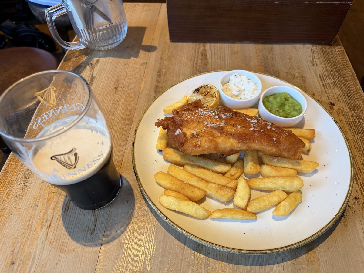 psyfe_member's tweet photo. London!! ❤️

I’m back, and it feels so good to be here again!

The first thing I did was grab some fish & chips with a pint of Guinness. 🍺🐟
What a perfect way to start the trip!

And of course… I had to stop by Nando’s! 😁

I’ve missed this city.
It’s so good to be back, London! ❤️

#TSURUGI
#PSYCHICFEVER