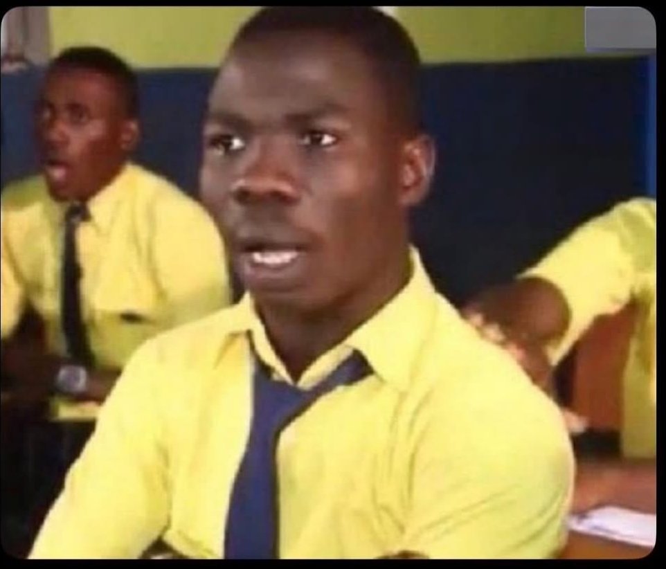 Chimdindu_25's tweet photo. Person wey tell me say school na scam just graduate 🎓 today. 🤧😭 https://t.co/DBDT63NaFd