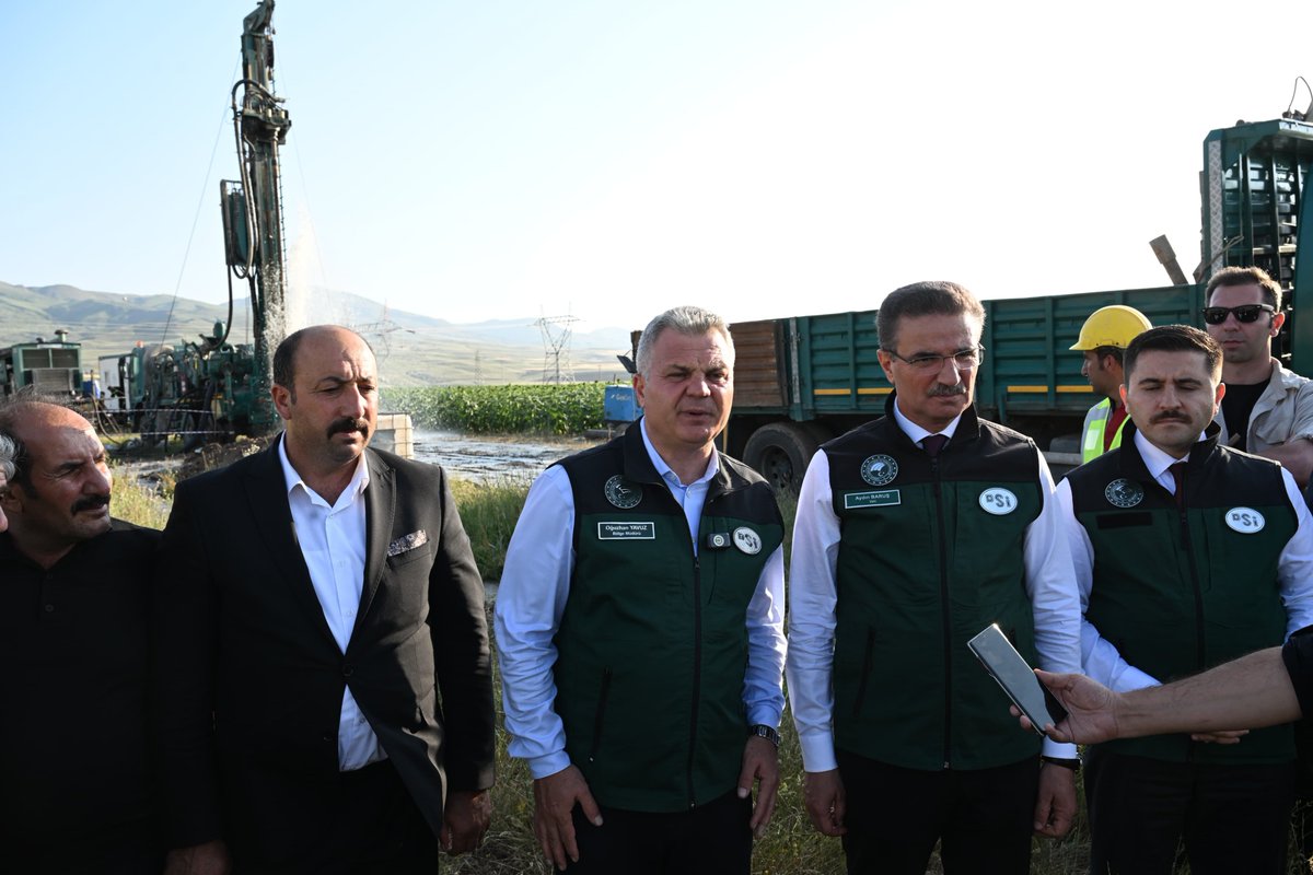 ErzurumValiligi's tweet photo. 1️⃣📌 Valimiz Sayın Aydın Baruş, Pasinler ilçesinde Çöğender ve Ağcalar Sondaj mevkilerinde yürütülen çalışmaları yerinde inceleyerek, DSİ Bölge Müdürü Oğuzhan Yavuz'dan çalışmaların son durumu hakkında bilgi aldı.

📌 İncelemelerinin ardından açıklamalarda bulunan Valimiz Sayın Aydın Baruş, Pasinler Ovası'nın yaklaşık 300 bin dekarlık tarım arazisiyle Erzurum'un en verimli üretim alanlarından biri olduğunu belirterek, buğday, ayçiçeği ve şeker pancarında elde edilen yüksek verimin sürdürülebilirliği için sulamanın büyük önem taşıdığını ifade etti.

📌 Bölgede yaklaşık 50-60 yıldır kullanılan sondaj kuyularının zamanla verimini kaybettiğini belirten Valimiz Sayın Aydın Baruş, DSİ tarafından yürütülen yenileme çalışmaları kapsamında önünde bulundukları kuyuda yaklaşık 230 metreye kadar iyileştirme yapıldığını ve saniyede 60-70 litre su elde edildiğini, bunun da yaklaşık 1.000-1.500 dekar tarım arazisinin sulanmasına imkân sağlayacağını söyledi.

📌 Bu yıl 3 sondaj kuyusunda yenileme çalışmalarının tamamlandığını, 4. ve 5. kuyulardaki çalışmaların da devam edeceğini belirten Valimiz Sayın Aydın Baruş, böylece sulama yapan çiftçilerin su sıkıntısı yaşamayacağını ve kooperatiflerin daha rahat hizmet vereceğini ifade etti.

📌 Pasinler Ovası'nda sulamayı organize eden 9 kooperatif ile yaklaşık 285 sondaj kuyusunun bulunduğunu belirten Valimiz Sayın Aydın Baruş, ovanın sulanmasına yönelik en önemli yatırımlardan biri olan Söylemez Barajı'nın da tamamlanmasıyla birlikte bölgedeki sulama imkânlarının daha da güçleneceğini kaydetti.

📌 Valimiz Sayın Aydın Baruş, sondaj kuyularının uzun yıllardır bölgedeki tarımsal üretime önemli katkı sağladığını vurgulayarak, DSİ Bölge Müdürlüğünün yürüttüğü iyileştirme çalışmalarının önümüzdeki yıllarda da devam edeceğini ve bu çalışmaların hem üretimin hem de Pasinler'in refahının artmasına katkı sunacağını ifade etti.