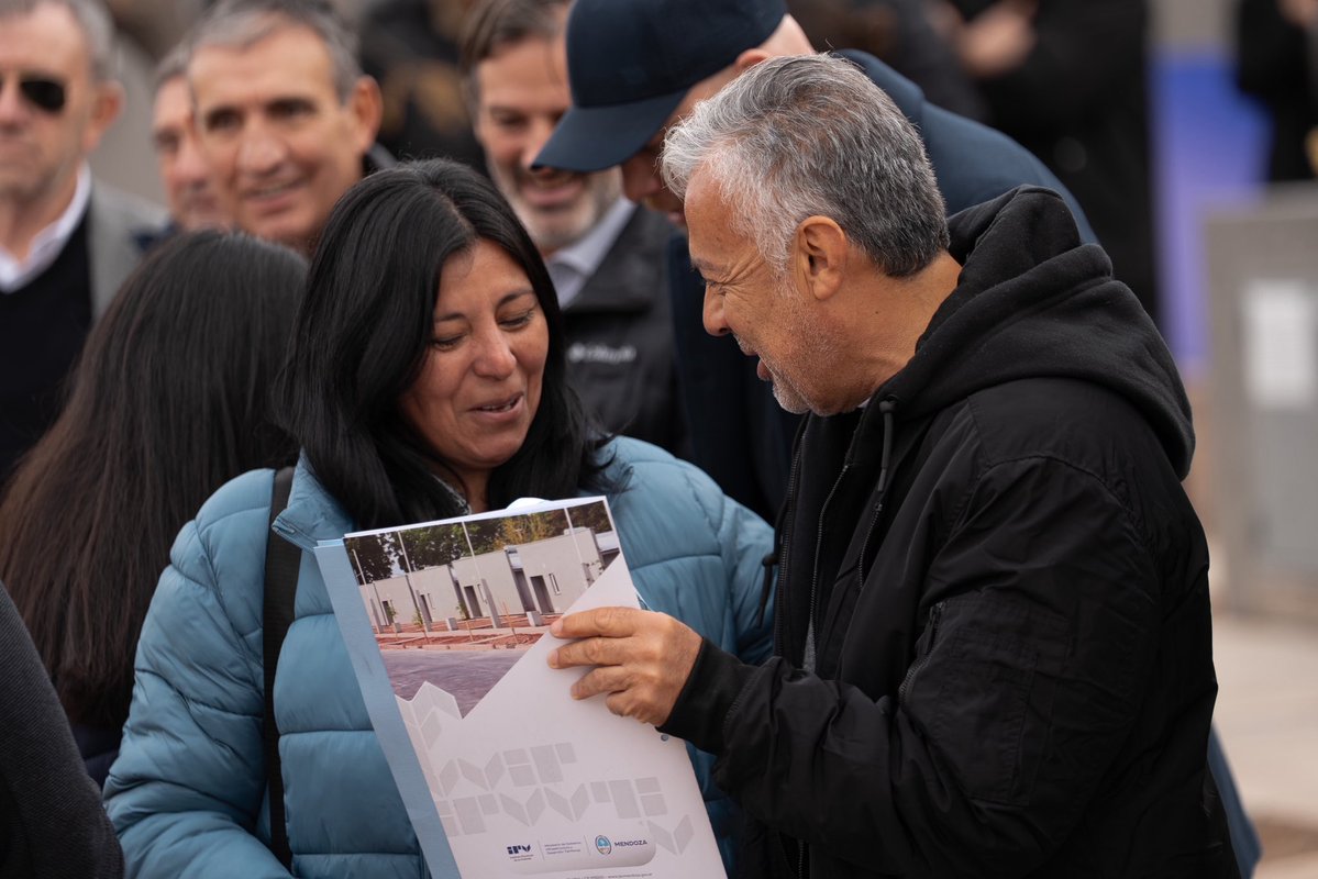 alfredocornejo's tweet photo. Hoy entregamos 42 viviendas en Luján de Cuyo, con una inversión provincial de más de $3.730 millones.

Sabemos que todavía falta mucho y que acceder a la casa propia no es fácil. Hoy, para muchas familias, conseguir un crédito hipotecario sigue siendo imposible. Por eso, mientras esperamos que vuelva a haber financiamiento accesible, en Mendoza vamos a seguir sosteniendo este programa.

Una buena administración de los recursos nos permite seguir construyendo y dando una oportunidad concreta a quienes quieren llegar a su casa propia. No es fácil, pero vamos a seguir trabajando para que cada vez más familias puedan cumplir ese sueño.