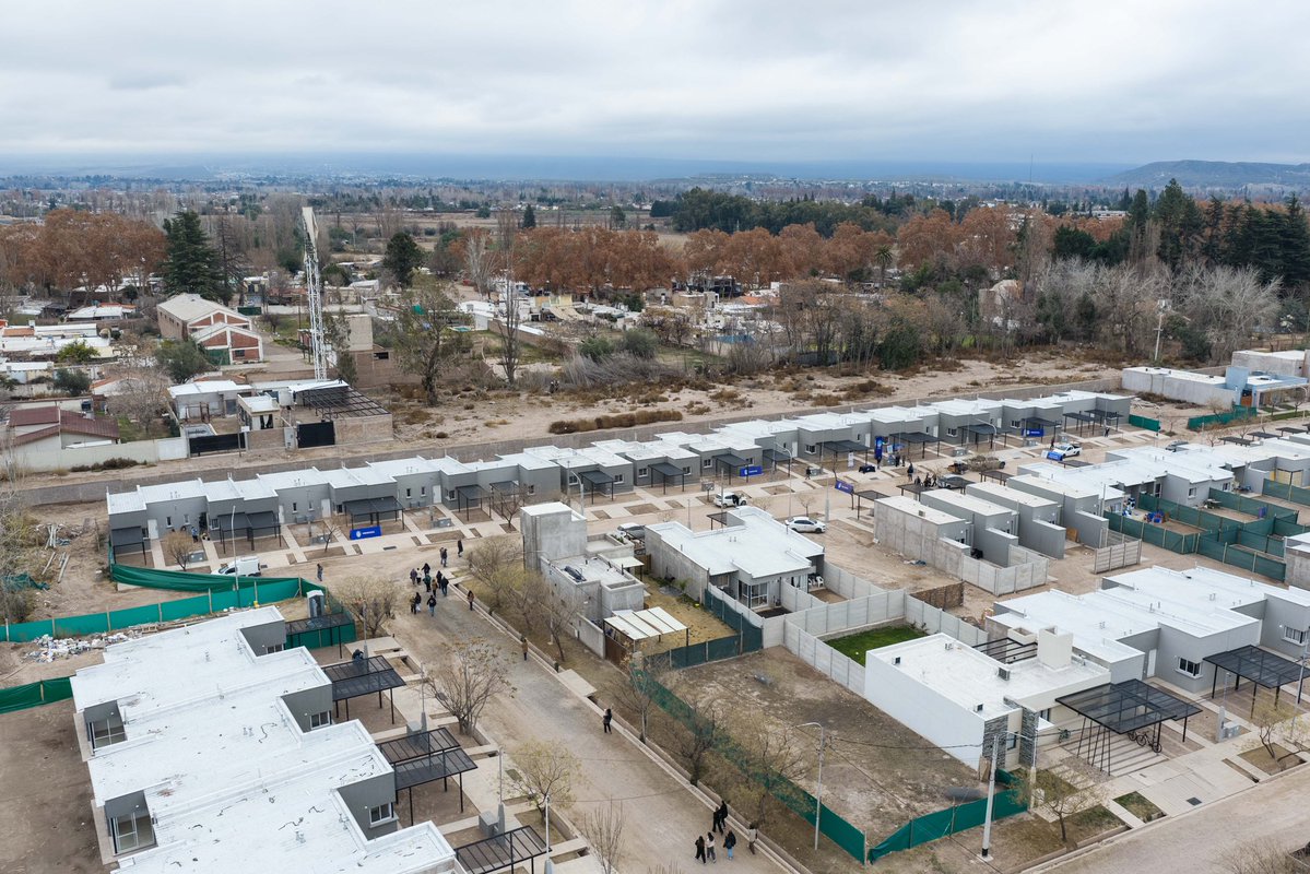 alfredocornejo's tweet photo. Hoy entregamos 42 viviendas en Luján de Cuyo, con una inversión provincial de más de $3.730 millones.

Sabemos que todavía falta mucho y que acceder a la casa propia no es fácil. Hoy, para muchas familias, conseguir un crédito hipotecario sigue siendo imposible. Por eso, mientras esperamos que vuelva a haber financiamiento accesible, en Mendoza vamos a seguir sosteniendo este programa.

Una buena administración de los recursos nos permite seguir construyendo y dando una oportunidad concreta a quienes quieren llegar a su casa propia. No es fácil, pero vamos a seguir trabajando para que cada vez más familias puedan cumplir ese sueño.