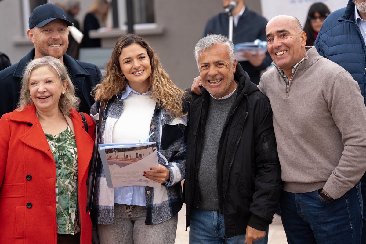 alfredocornejo's tweet photo. Hoy entregamos 42 viviendas en Luján de Cuyo, con una inversión provincial de más de $3.730 millones.

Sabemos que todavía falta mucho y que acceder a la casa propia no es fácil. Hoy, para muchas familias, conseguir un crédito hipotecario sigue siendo imposible. Por eso, mientras esperamos que vuelva a haber financiamiento accesible, en Mendoza vamos a seguir sosteniendo este programa.

Una buena administración de los recursos nos permite seguir construyendo y dando una oportunidad concreta a quienes quieren llegar a su casa propia. No es fácil, pero vamos a seguir trabajando para que cada vez más familias puedan cumplir ese sueño.