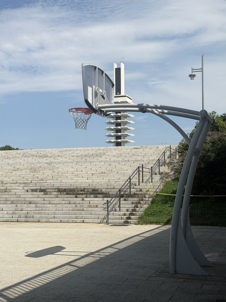 airdribble11's tweet photo. 今日30日は駒沢体育館にて
東京都中学バスケットボール大会
決勝戦の熱い戦いが始まります。 https://t.co/y03HMNg157