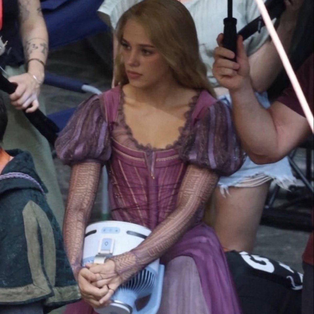nickyforwalt's tweet photo. 🚨🚨 IMAGEM DA TEAGAN CROFT COMO RAPUNZEL NO LIVE ACTION DE ENROLADOS https://t.co/wKSB3mnuwm