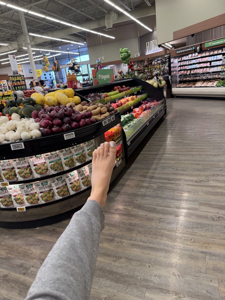 KaylynEliseee's tweet photo. Food shopping!
#feetfetısh #footfetısh #footseller https://t.co/nWve4ymTpe