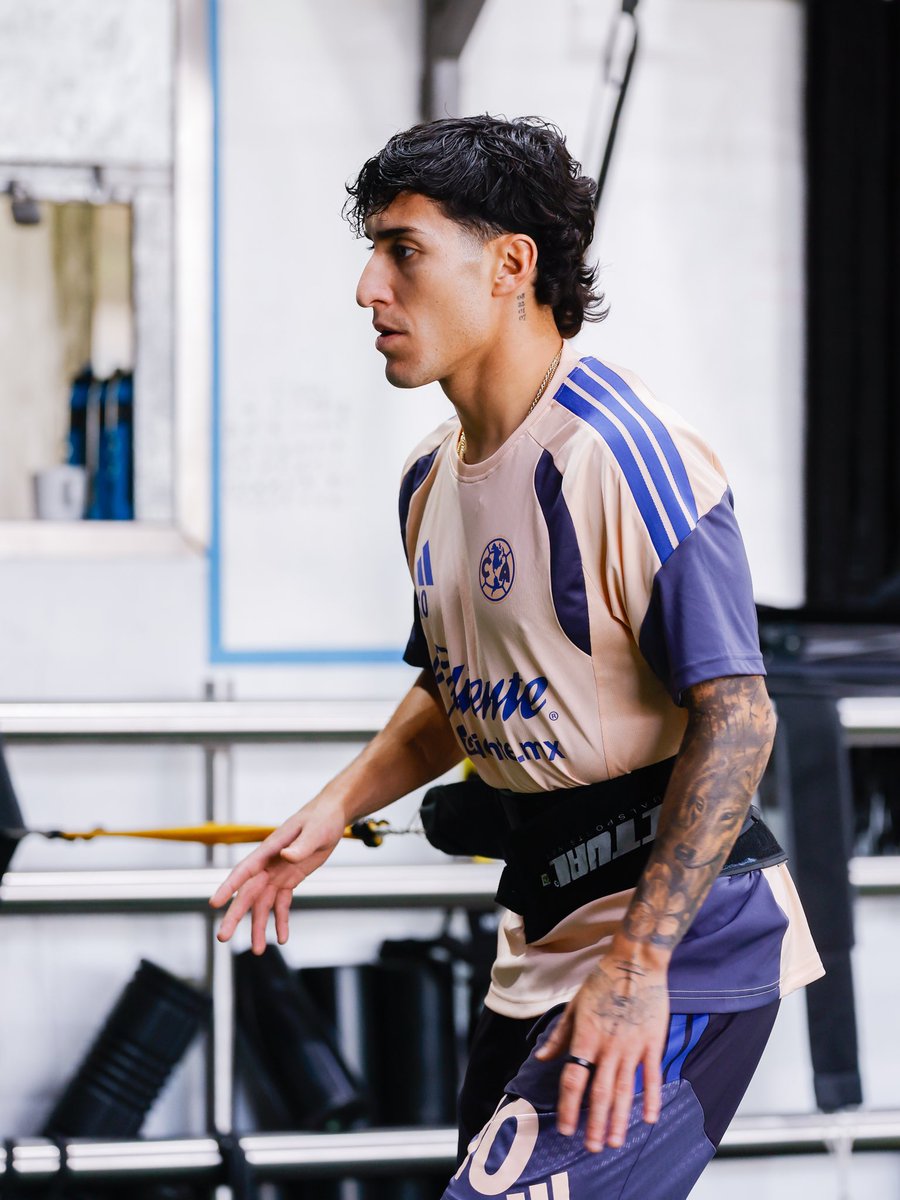 ClubAmerica's tweet photo. Cada sesión cuenta. Vamos con todo al gym. 💪🦅⚽️ https://t.co/5xuYU6f2RR