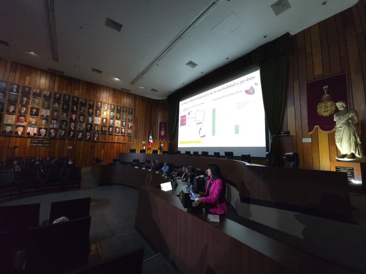 FacMedicinaUNAM's tweet photo. “Hemos trabajado ya cerca de un año y medio en este proyecto con el @SaludDigitalFM. Se hizo una base de datos, se recopilaron cerca de 670 casos publicados corroborados identificados como Código Infarto y se hizo todo un diseño, para eso se interpretó y nos comparamos con las IA (ChatGTP, Gemini y Copilot). El gran reto es que esta herramienta sirva para la población mexicana y de América Latina”, Dra. @@gabrielaborray3, Secretaria General de la Facultad, al presentar el “Modelo de Inteligencia artificial en Código Infarto”, en la sesión ordinaria de la @ANacionalMed, realizada en conjunto con la Facultad de Medicina.