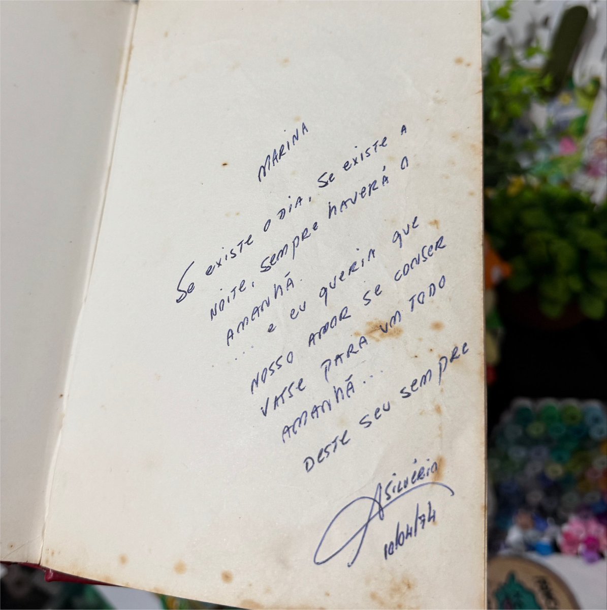 souvelitas's tweet photo. meu noivo pagou 5 reais nessa edição de morro dos ventos uivantes pra fazer um caderno e tem uma dedicatória de 1974 https://t.co/YERqeLq9VU