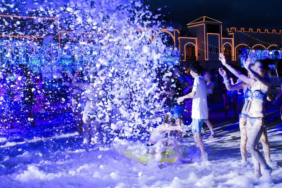 starlightpool's tweet photo. ／
4日間限定でラグーナの
#ナイトプール に特設ステージが登場！
＼

日替わりDJのクラブミュージック
巨大泡マシーンの泡プール
ライトアップされたナイトプールで
最高の夏の思い出を作ろう🌙🫧

お得な前売りチケット販売中🔥

***
#ラグーナプールパーティ
#ラグーナテンボス #ラグナシア https://t.co/hMkYYSldTw