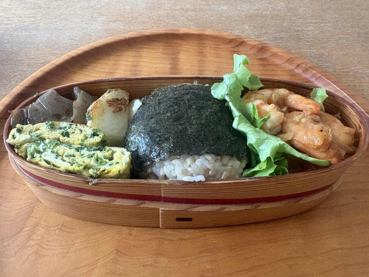 jiloco's tweet photo. こんにゃく炊いたん、じゃがいも、梅ツナマヨおにぎり、レタス、エビチリ
#弁さん定点　#bento https://t.co/a0CvXMCAph