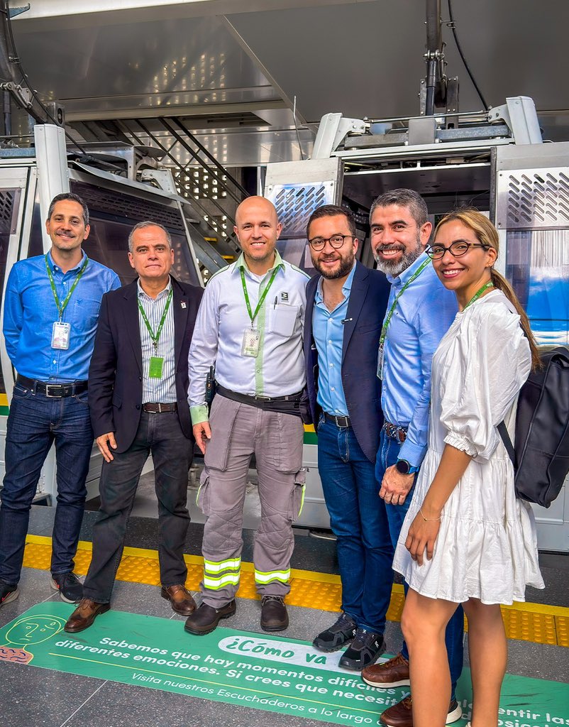 ABarriosBernal's tweet photo. Terminamos una gran jornada de trabajo en el Metro de Medellín.

Vine a esta ciudad porque desde 1995 ha construido una gran experiencia con su sistema de metro. Y porque Bogotá, que en 2028 comenzará a operar el nuestro, tiene la responsabilidad de aprender de quienes ya recorrieron ese camino.

La cultura Metro en Medellín realmente se vive y se respeta. Se cuida el sistema, se respeta a los demás y se protege el entorno. Ese es el gran aprendizaje que debemos llevar a Bogotá. 🚇