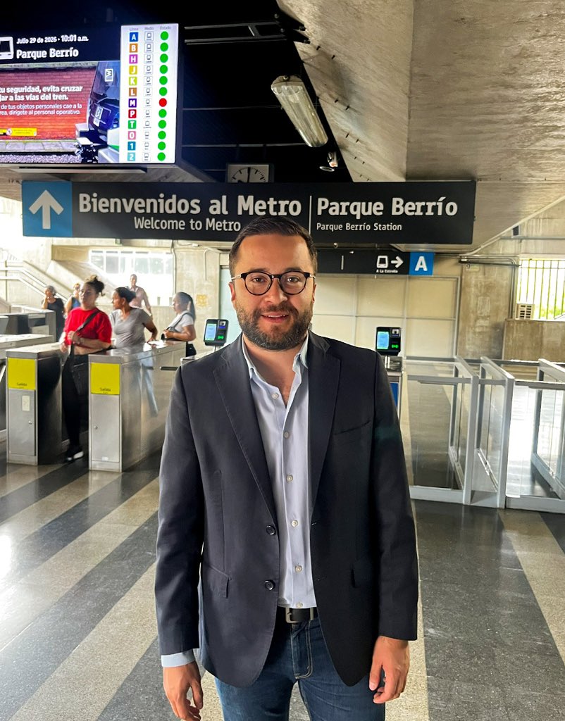 ABarriosBernal's tweet photo. Terminamos una gran jornada de trabajo en el Metro de Medellín.

Vine a esta ciudad porque desde 1995 ha construido una gran experiencia con su sistema de metro. Y porque Bogotá, que en 2028 comenzará a operar el nuestro, tiene la responsabilidad de aprender de quienes ya recorrieron ese camino.

La cultura Metro en Medellín realmente se vive y se respeta. Se cuida el sistema, se respeta a los demás y se protege el entorno. Ese es el gran aprendizaje que debemos llevar a Bogotá. 🚇
