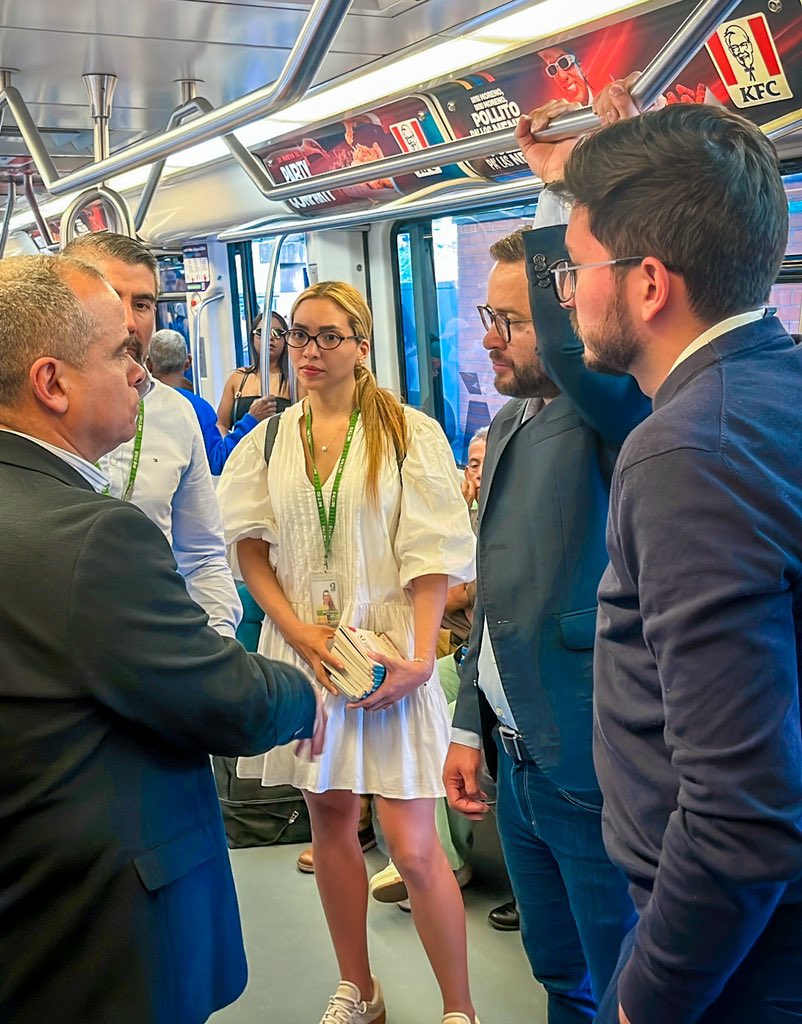 ABarriosBernal's tweet photo. Terminamos una gran jornada de trabajo en el Metro de Medellín.

Vine a esta ciudad porque desde 1995 ha construido una gran experiencia con su sistema de metro. Y porque Bogotá, que en 2028 comenzará a operar el nuestro, tiene la responsabilidad de aprender de quienes ya recorrieron ese camino.

La cultura Metro en Medellín realmente se vive y se respeta. Se cuida el sistema, se respeta a los demás y se protege el entorno. Ese es el gran aprendizaje que debemos llevar a Bogotá. 🚇