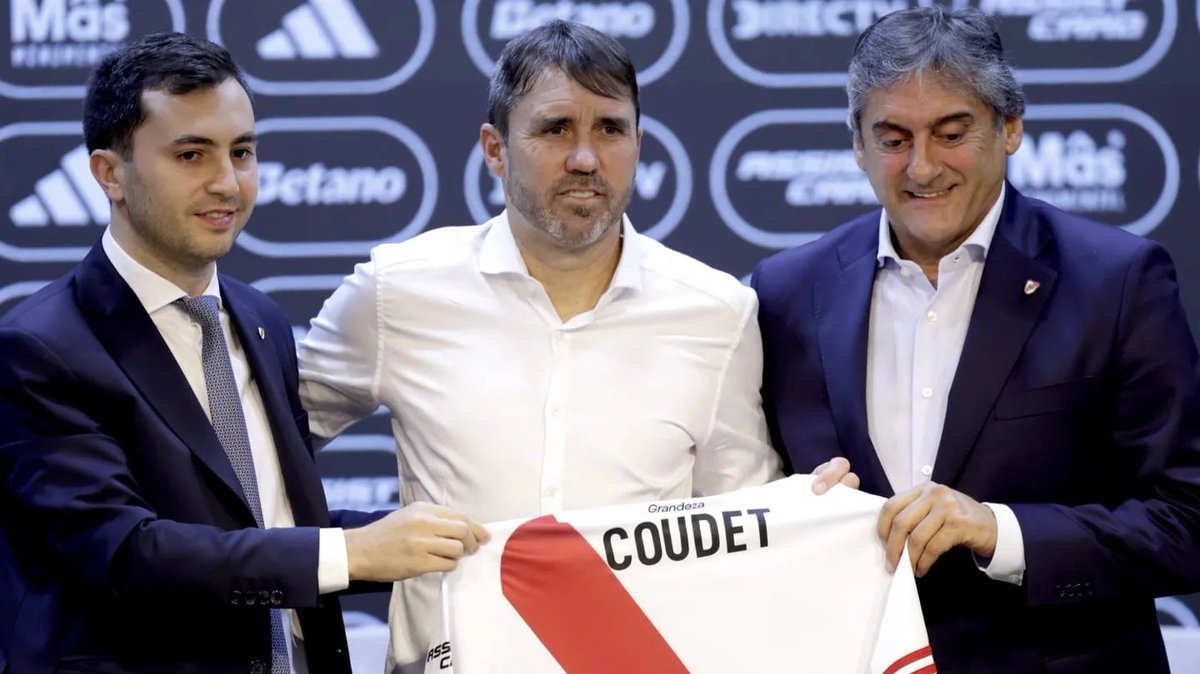 _crisenberg_'s tweet photo. River hasta junio era un equipo que no jugaba bien al fútbol. Había perdido el superclásico y no jugaba bien al fútbol, pero conseguía resultados, tenía corazón para jugar hasta el final, y así ganó varios partidos sobre la hora, llegó a una final y fue primero en su grupo de copa.

Luego de la final perdida contra Belgrano, Stefano Di Carlo salió en ESPN a contarle a millones de hinchas que iba a echar a la mitad del plantel y que iba a hacer un mercado de pases "rabioso". Después de eso, dividió el plantel en dos grupos y mandaron sólo a 16 jugadores a la pretemporada. Esa decisión arruinó a River. No sólo no hiciste un mercado de pases a la altura, sino que empeorarse el plantel que tenías. 

Coudet es responsable,obvio. Y seguramente se va terminar yendo. Es responsable por quedarse callado y bancarse que le saquen a medio plantel y por no adaptarse y armar un equipo que juegue bien al fútbol, cosa que no logró antes y mucho menos ahora. También es responsable porque su equipo perdió 4 partidos seguidos y eso en River es intolerable.

Pero no es el único responsable. Nos prometieron calidad y hoy tenemos un plantel de mierda, incompleto y totalmente dividido. Y eso es responsabilidad del presidente y de Francescoli, que también se debería ir.