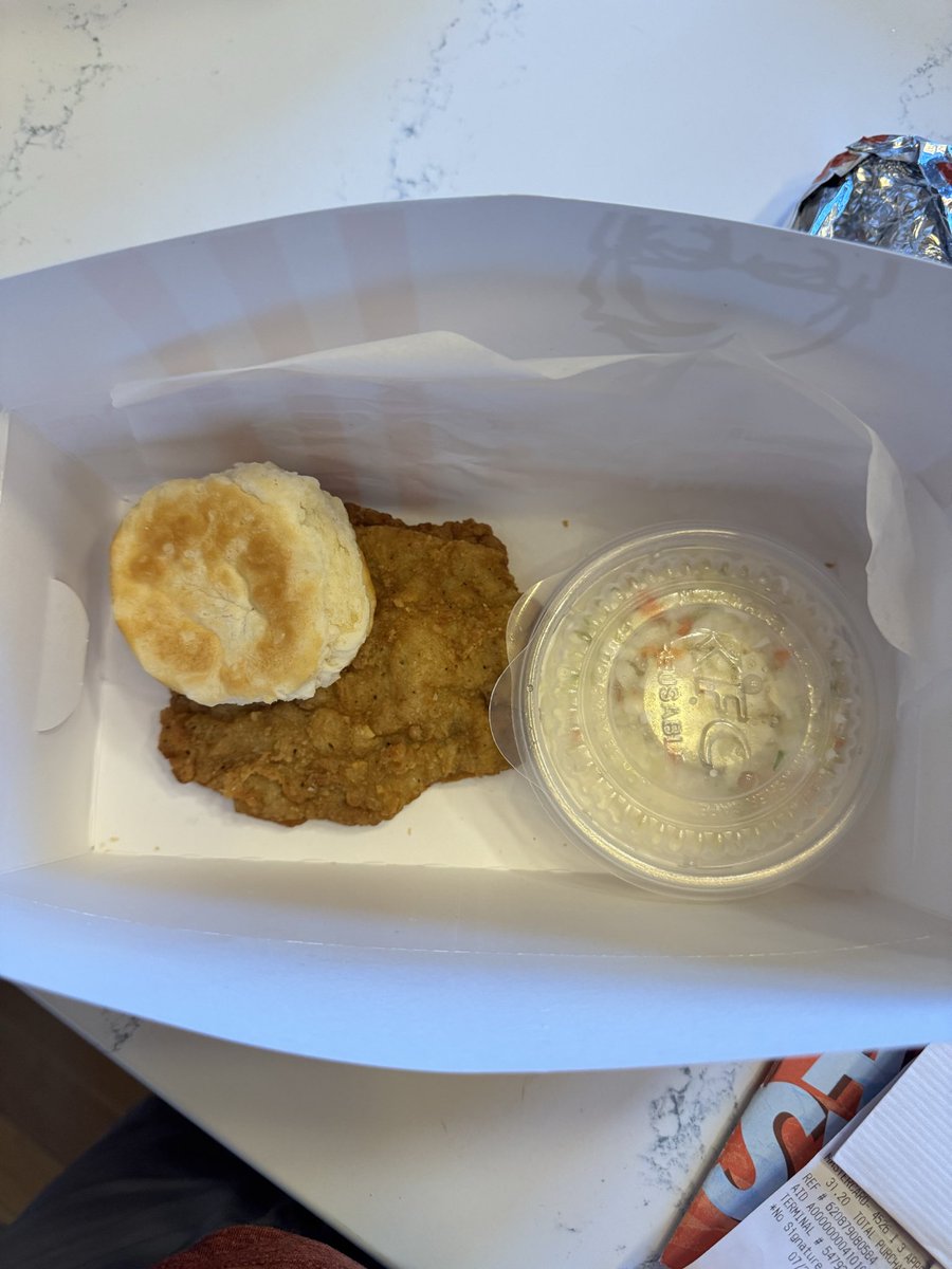 DrEngland's tweet photo. Sooo… @kfc what is wrong between what is described on your app compared to what was received!?!? Half of the order is missing! Where is the creamy peppercorn gravy and the mashed potatoes? Not the first time of problems at this location. https://t.co/JITMBj2qqp