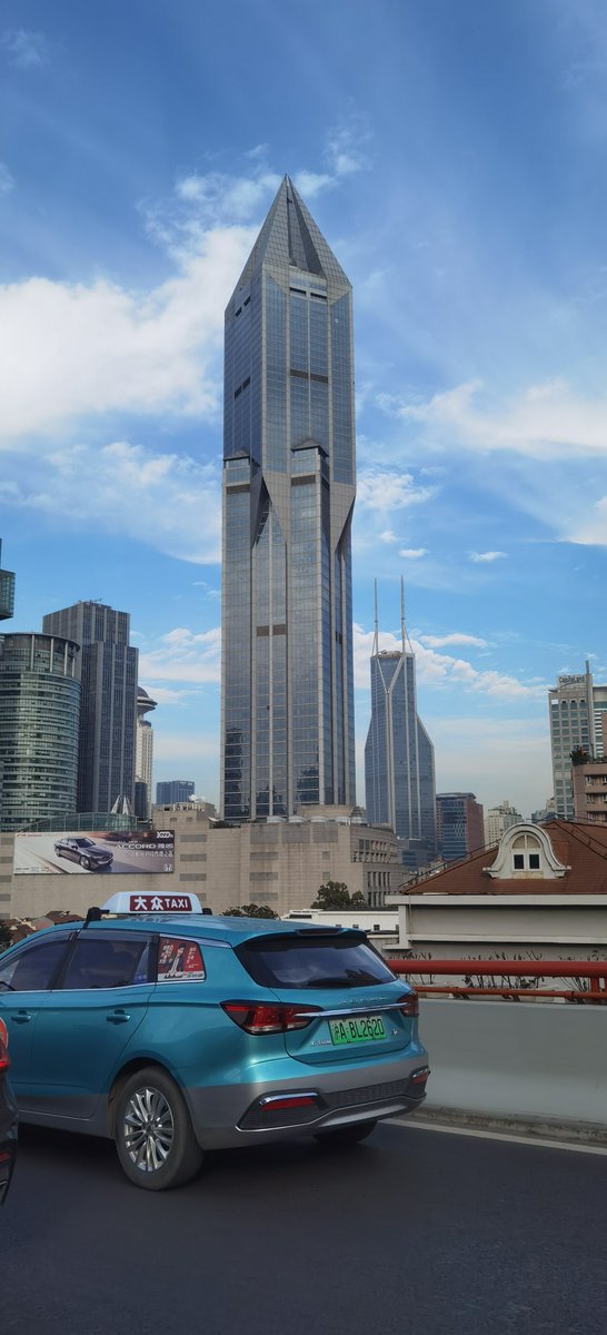 bDMNfOAXY2s39x5's tweet photo. 巷口转角撞见的细碎烟火，风卷着梧桐叶擦过肩膀，忽然就懂了寻常日子的小温柔。 https://t.co/r6ACbLhI7i