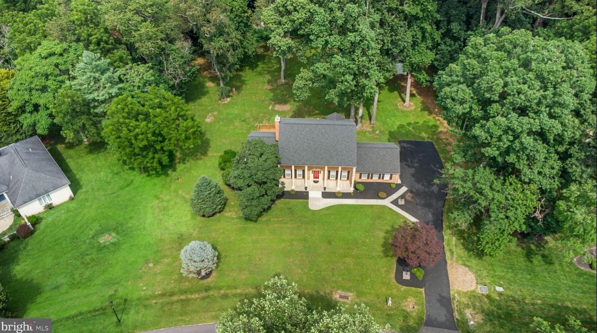 biologists1's tweet photo. @sarkinnomaa You haven't seen American houses?? I like houses with greens. Your beautiful house is like just concrete https://t.co/eLAiFhukDO