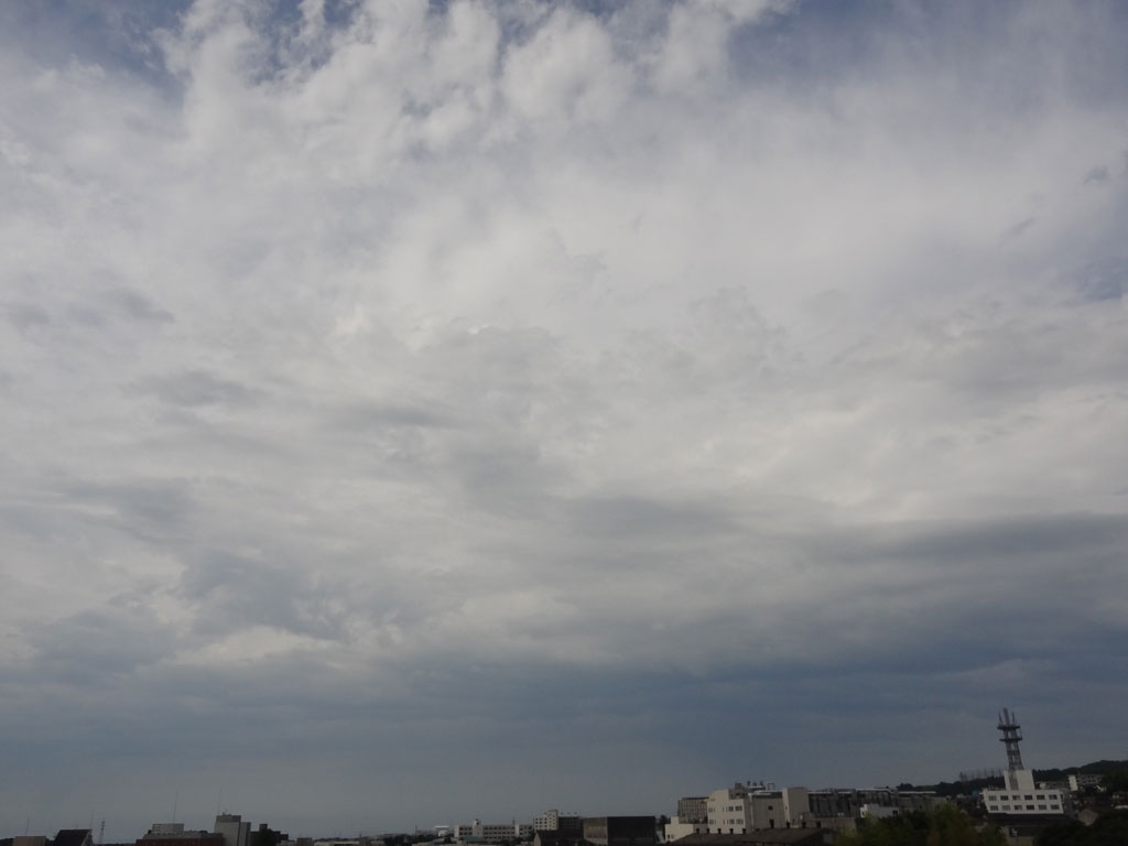 HitachiCity_BT's tweet photo. 【2026年07月30日09時の空】日立市役所は、曇りとなっています。今日の日立市は、昼頃にかけて晴れ間もありそうですが、曇りで午後も雨が降る可能性があります（市役所での最高気温３４℃）。明日は、曇り時々晴れ 雨の可能性もある予想です(最低気温２４℃、最高気温３２℃）。#日立市天気 https://t.co/u5td8aMXwv