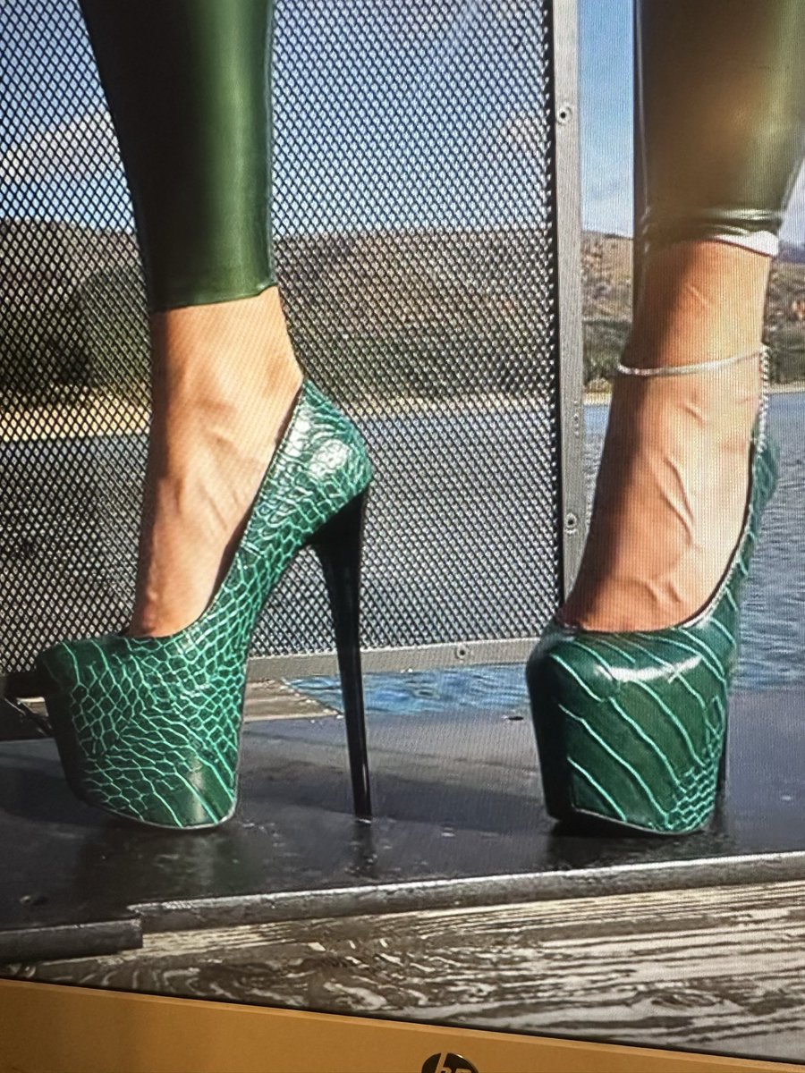 benbow_rodney's tweet photo. @Ruhaa_dt Yes I’ll marry you. You will always have to wear sexy high heels on your feet at my request to spank me. https://t.co/JI1zx5KDJg