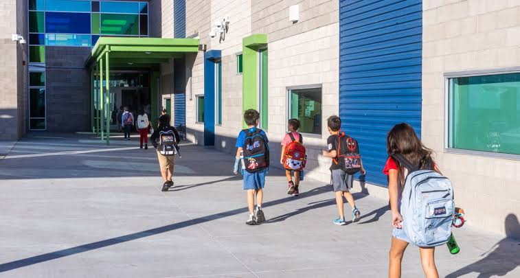 ClarkCountyNV's tweet photo. #BackToSchool ๐For the upcoming school year, @ClarkCountySch is offering up to $1,000 in transportation assistance. To qualify, students must be zoned for 1-or-2-Star schools, but going to a 3-Star school or higher through open enrollment.
More info: https://t.co/PJ7r9upZFJ. https://t.co/dAG7LhlT3O
