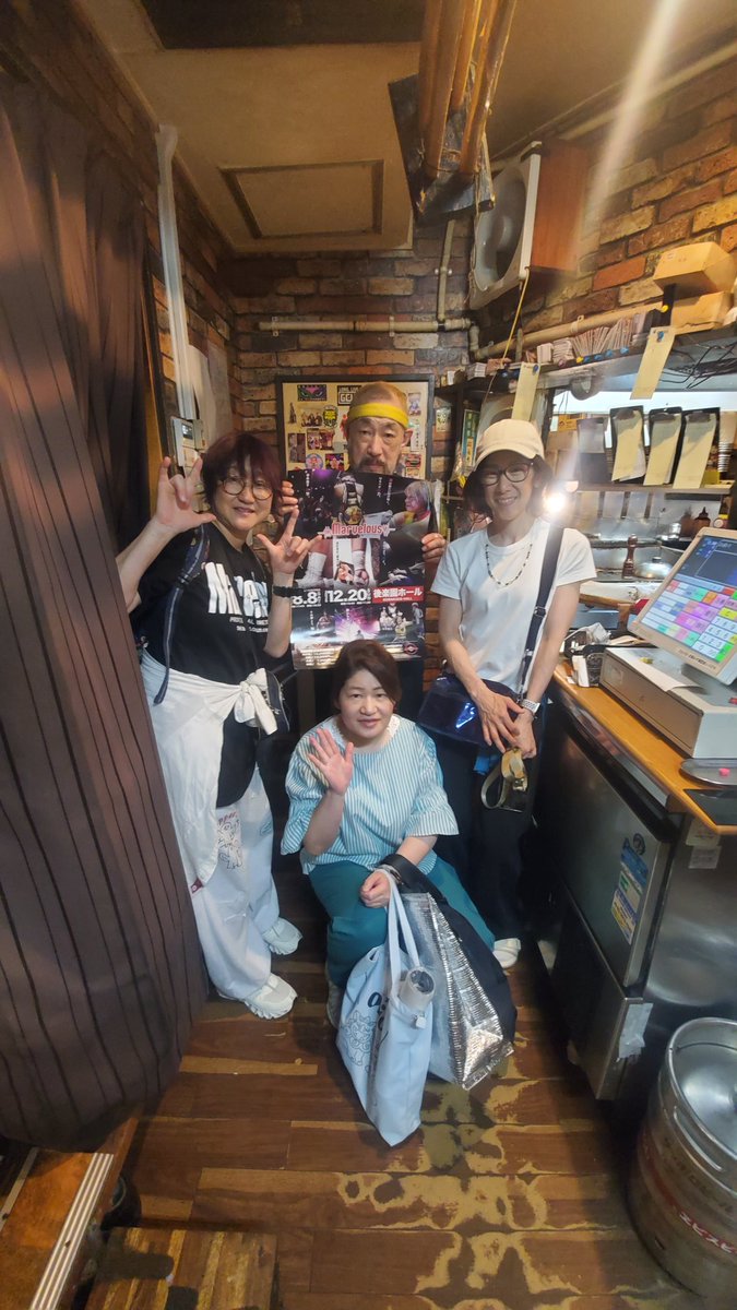 marvelous120888's tweet photo. #ミスターデンジャー さんに
#マーベラスプロレス 8.8/12.20のポスターを貼らせて頂きました

ステーキ相変わらずの柔らかさ
美味しすぎて300gじゃ全然足りない

平日の夕方18時半で🈵
ウエーティングもかなり

松永さんお忙しい中
ありがとうございました

フランスから帰国中のお友達も大喜び♥️ https://t.co/r08w5OU21m
