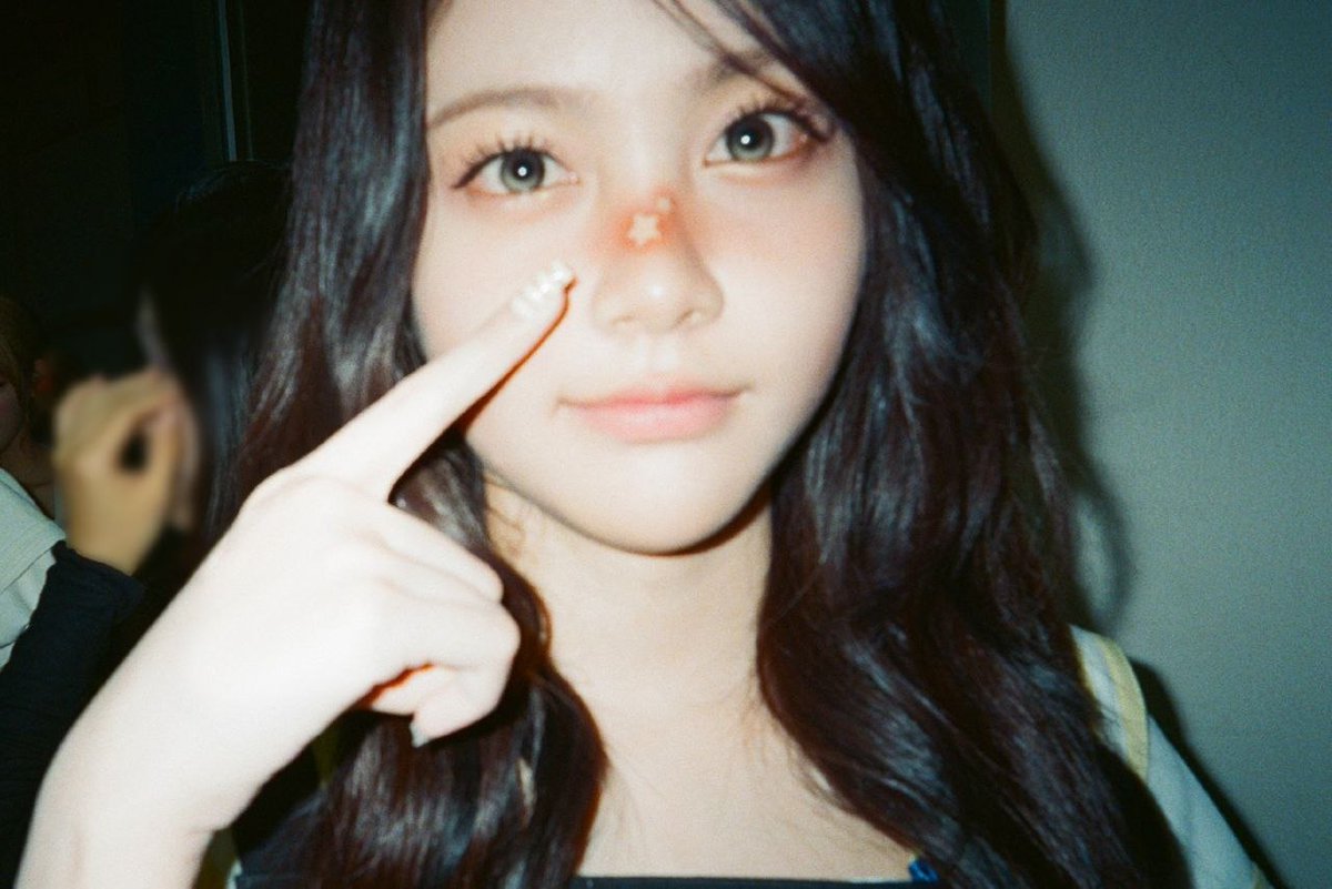 cardmeni's tweet photo. don’t look at me yet, look at my nose first!! 🥺♡ isn’t it cute? i was so excited about this tiny drawing that i kept pointing at it whenever someone took my picture. maybe i’m being a little dramatic… but cute things deserve attention too, right? https://t.co/8xWRqJXGPF