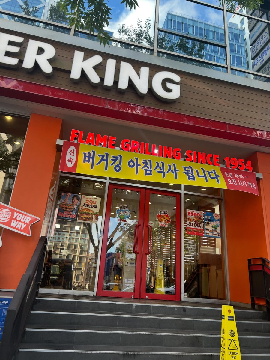 foodie_archive's tweet photo. 버거킹 갑자기 1980년대 된거 너무 충격적임 https://t.co/96RvZbrwDf