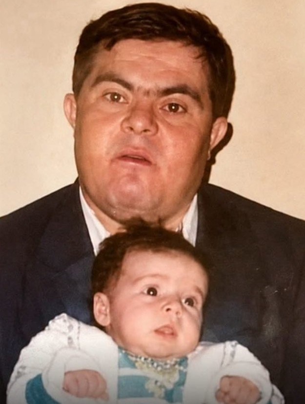 AcervoCharts's tweet photo. Pai com Síndrome de Down trabalhou por 20 anos para custear a faculdade do filho. https://t.co/GlcpIkITcw