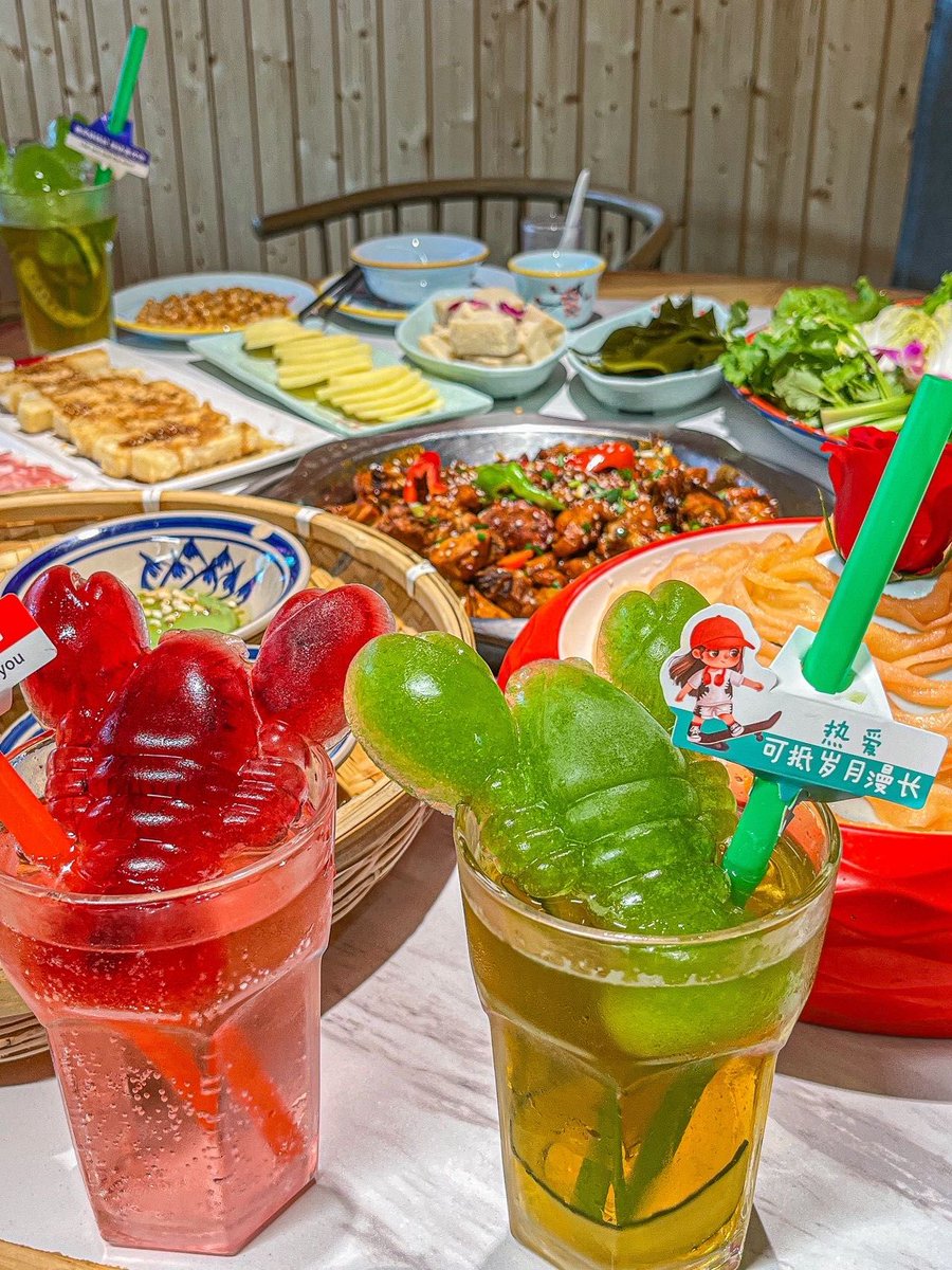 heart_Y_S_'s tweet photo. 中秋佳节限定特餐来啦！流心奶黄月饼配桂花蜜烧鸡，一口甜咸交织，团圆味拉满～手慢无哦！， https://t.co/nyNVGktRja