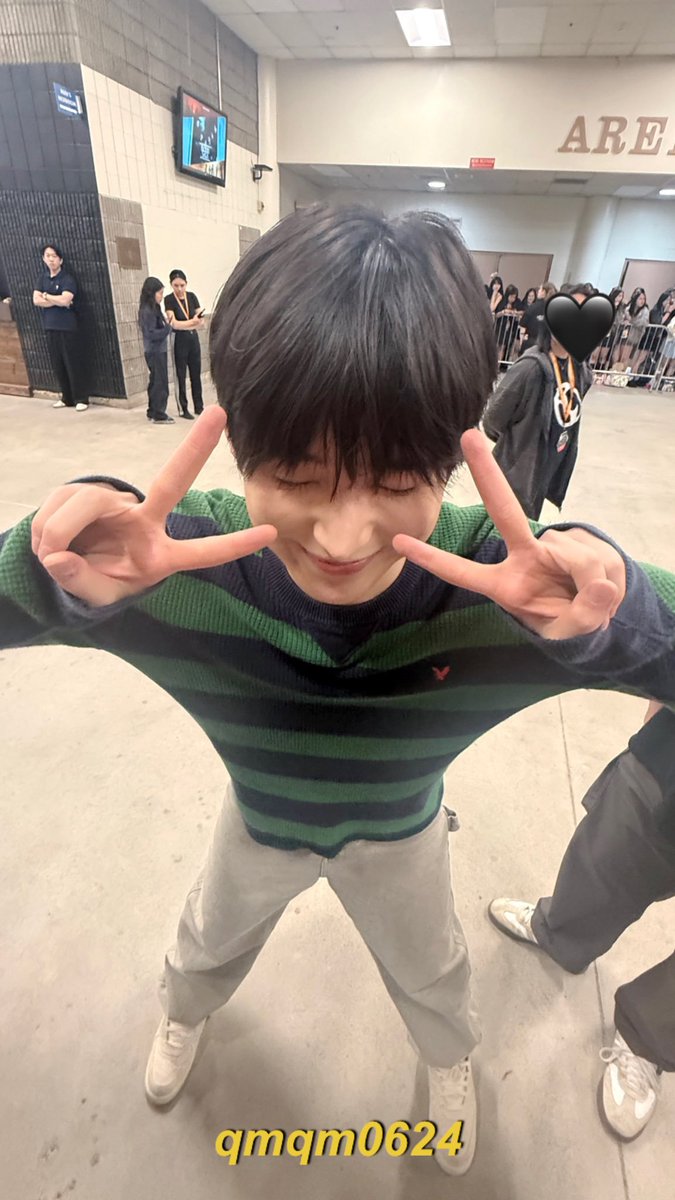 pieslf's tweet photo. #SUNOO Weverse 💌🌟

🦊 aku penasaran deh
🦊 emangnya aku keliatan kayak kelahiran 2003? 
🦊 WKWKWWKKWKWK
🦊 eh seriusan
🦊 at least aku gak keliatan kayak anak SMP kan?

kata aku sih kamu keliatan kayak anak tk, nu https://t.co/ii0zuJnXcc