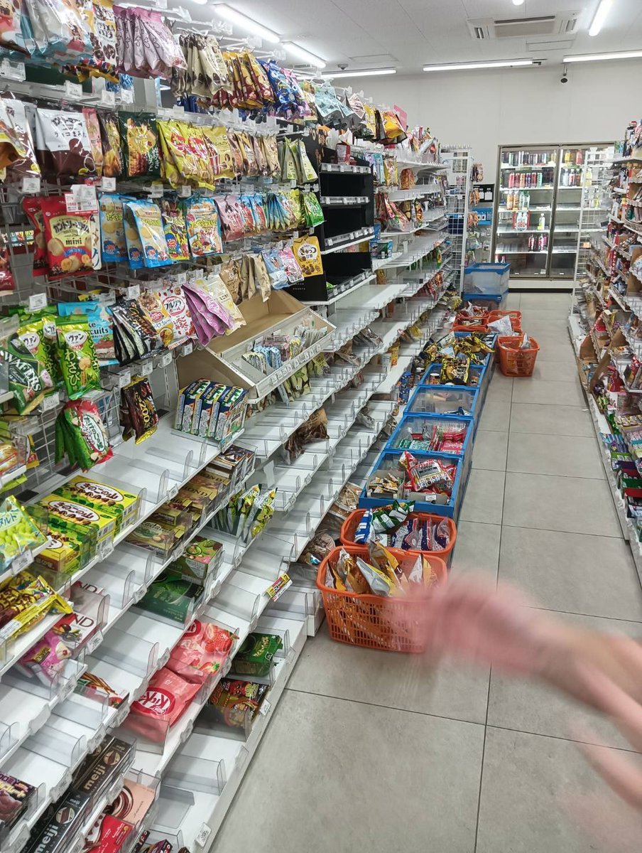 migikatakawai's tweet photo. 熊本のコンビニはこのような状況だそう。
早急に物資を届けてあげてほしい。 https://t.co/ZFlyunStRr
