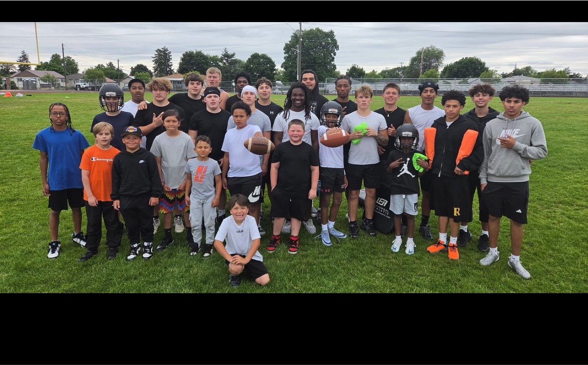 EmmanuelE559's tweet photo. Meant to post this a while back, but I had the opportunity to help out at a youth football camp. It was a great experience building relationships with younger athletes and aspiring players in the community. Always grateful for opportunities to give back. https://t.co/NuYGMdGHcr