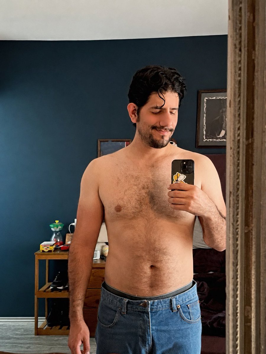 ChuckPics's tweet photo. El día siguiente al gym. Después del día de bicep. 🥸 https://t.co/OgjM4cmnkk