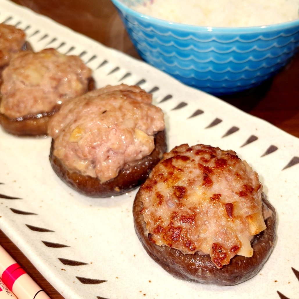 topusu's tweet photo. ブログ公開しました✨
めんつゆで作るしいたけの肉詰め｜簡単でしっかり味のレシピ
【#めんつゆレシピ #しいたけレシピ #簡単おかず】

めんつゆで味付けをする、簡単でしっかり味のしいたけの肉詰めです。
レシピはこちら👇
https://t.co/yW3KvP0czq https://t.co/koiRonlbIc