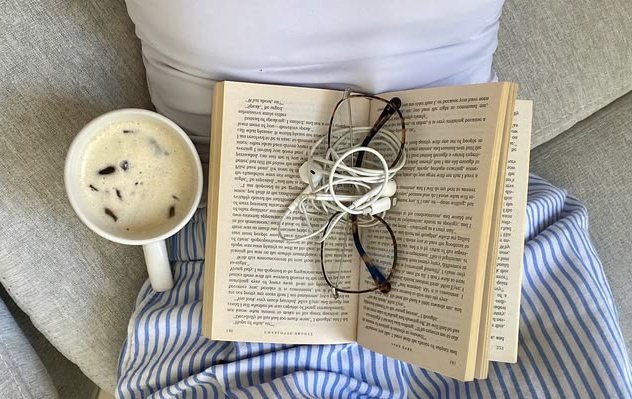 AlejaReads's tweet photo. Reading is the most pleasant way to ignore life.>>> https://t.co/tfJv37wyTh