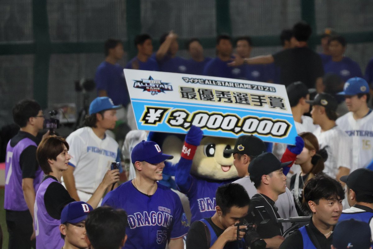 chakixx78's tweet photo. ずーーっとうれしそうに持ってましてね🤭🤭

#ドアラ https://t.co/cnCYeDcpNb