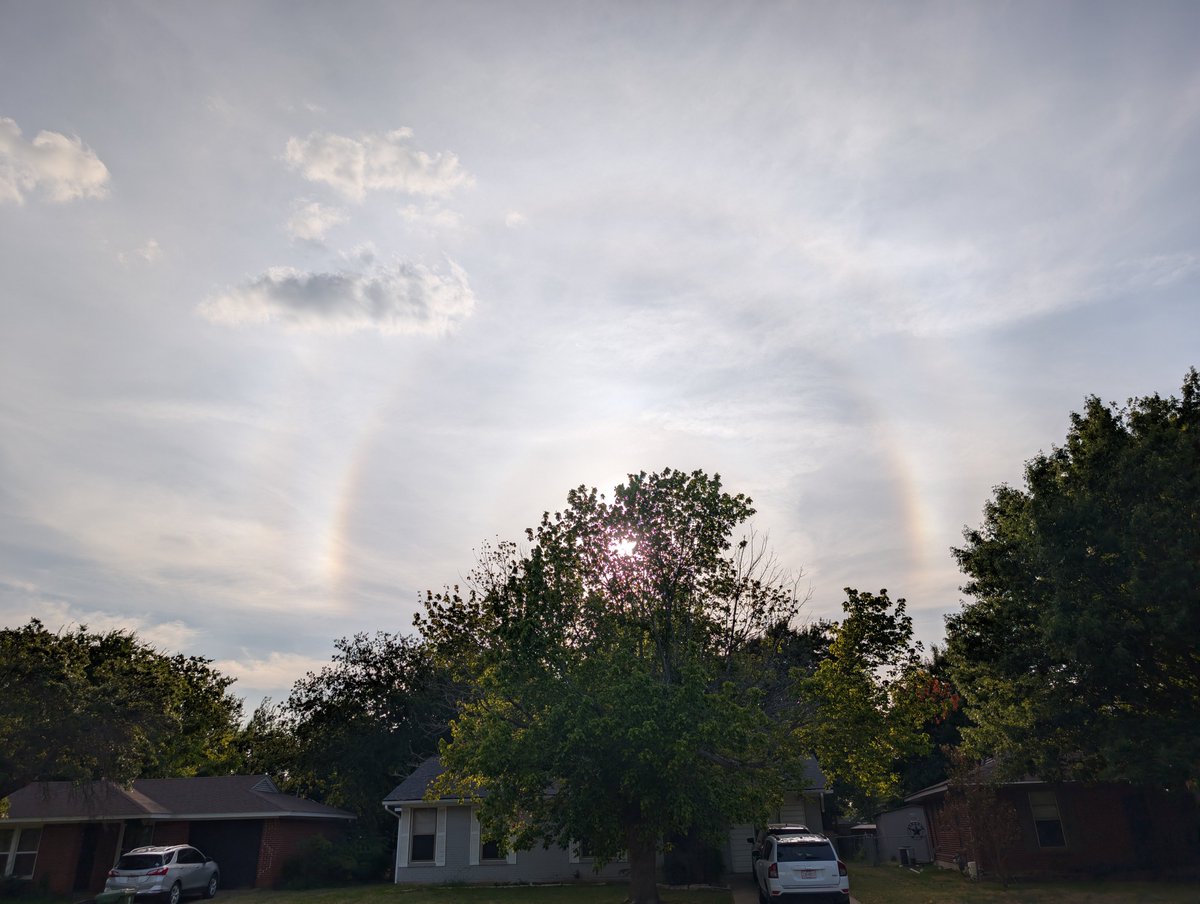 raticus76's tweet photo. Otherworldly sundog and halos tonight. @wfaaweather @JesseWFAA https://t.co/WZZnsDyPgR