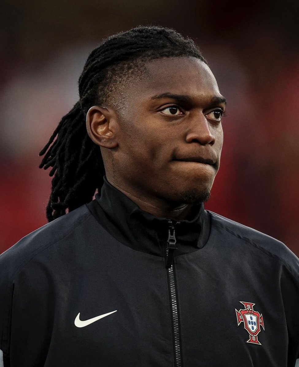 FutbolSokagiTR's tweet photo. 🚨 SON DAKİKA | Yağız Sabuncuoğlu:
Rafael Leão transferinde iki İtalyan menajer karşı karşıya.
🟠 Biri Fenerbahçe, diğeri Galatasaray adına süreci yürütüyor.
#Fenerbahçe #Galatasaray #RafaelLeao #Transfer #FenerbahçeTransfer #GSTransfer https://t.co/q8phqrbAoe