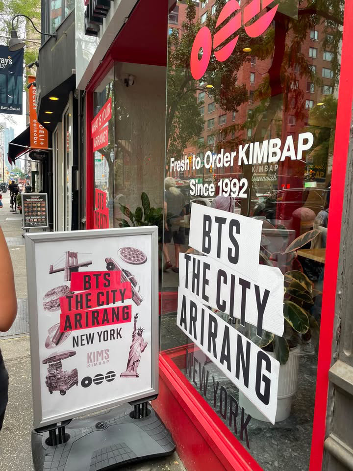 BTSARMYKitchen's tweet photo. #BTS_In_The_City_NYC 

Got the set from Kim’s Kimbap !
Amazing people from the owners to the staff ! Very orderly. Get there early it’s a limited amount of scarves (ends around lunch time). There’s always a line from before they open. ARIRANG SET IS $27 with tax (no tip) https://t.co/qrYri9DfDG