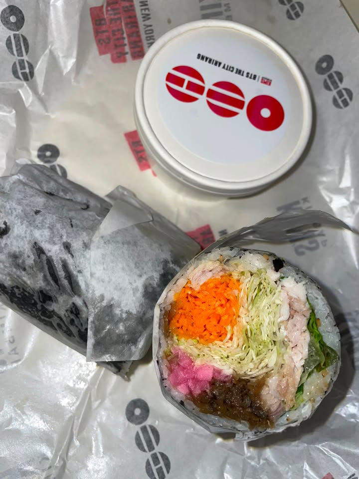 BTSARMYKitchen's tweet photo. #BTS_In_The_City_NYC 

Got the set from Kim’s Kimbap !
Amazing people from the owners to the staff ! Very orderly. Get there early it’s a limited amount of scarves (ends around lunch time). There’s always a line from before they open. ARIRANG SET IS $27 with tax (no tip) https://t.co/qrYri9DfDG